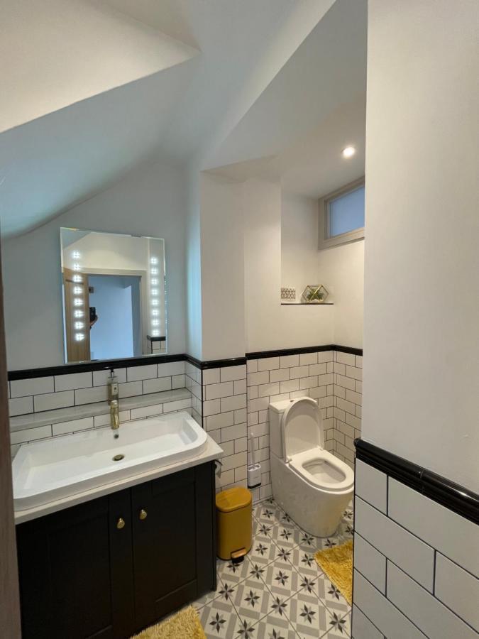 Lees Lookout Holt ,2 Bedroom Luxury Apartment With Private Parking Exterior photo