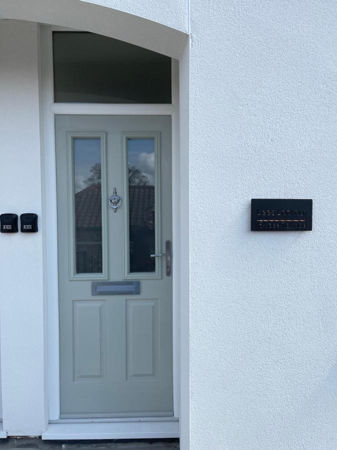 Lees Lookout Holt ,2 Bedroom Luxury Apartment With Private Parking Exterior photo
